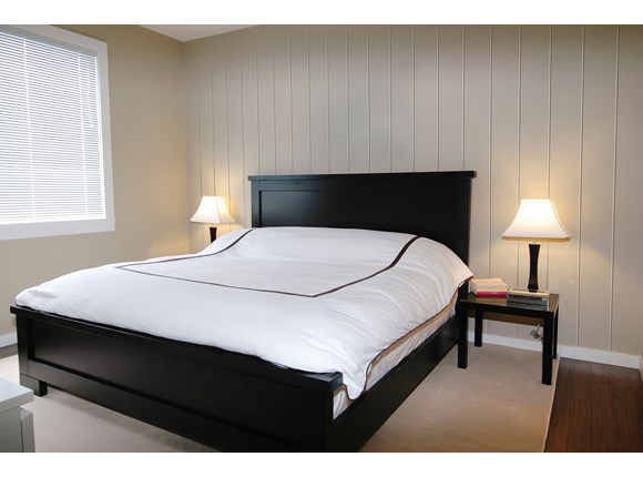 Modern bedroom with queen size bed | Featured image for EasyCraft Easy VJ 150 wall panels.